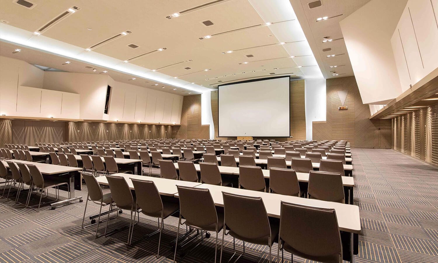 Auditorium aux rangées de sièges face à une scène
