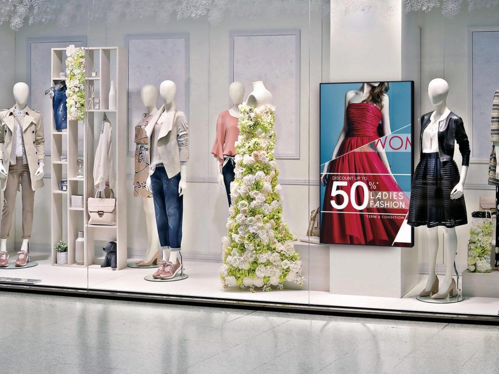 Vitrine de boutique avec écran d'affichage dynamique
