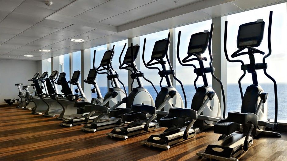 Salle de fitness avec rangée d'appareils de cardio